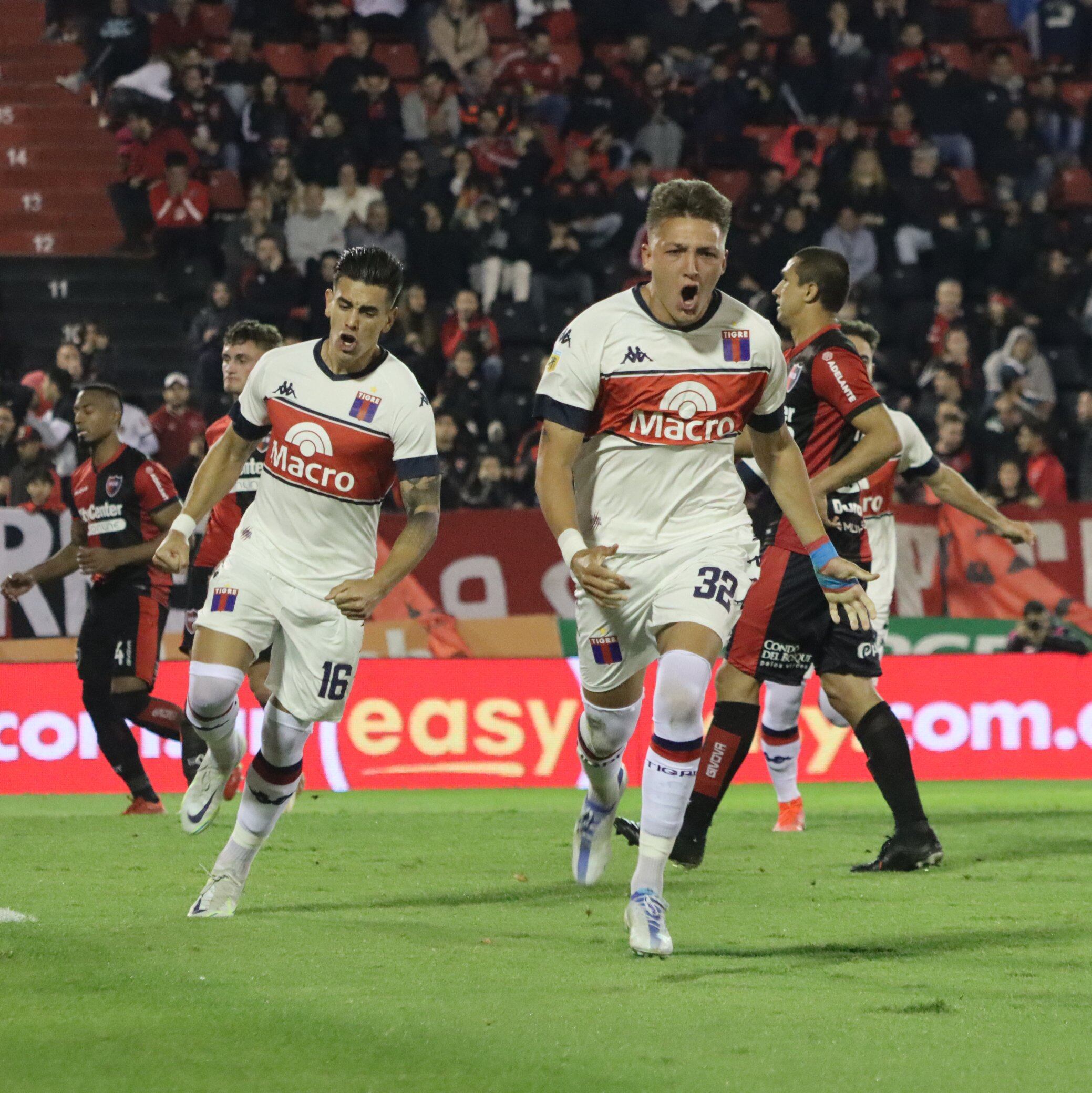 Mateo Retegui alcanzó los 15 tantos con su doblete ante Newell´s.