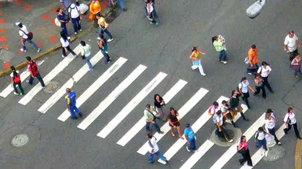 Los vecinos reclaman que se pinte la senda peatonal para poder cruzar con tranquilidad. 