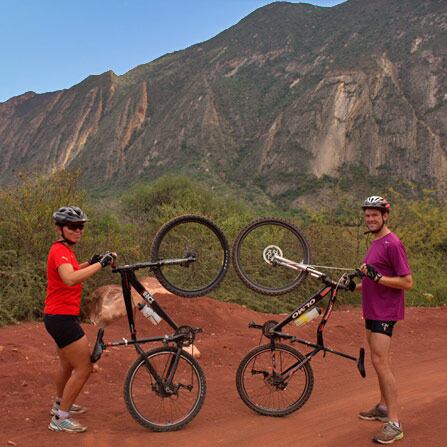 Visitantes haciendo mountain bike en el Dique Cabra Corral.