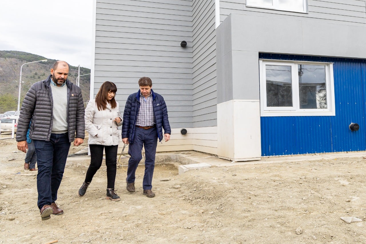 El Gobernador Gustavo Melella junto al ministro Jefe de Gabinete, Agustín Tita y la Presidenta del IPVyH, Laura Montes recorrieron la obra de las 64 Viviendas “Hanuxa”