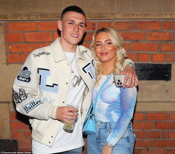 Elle Brooke junto a Phil Foden.