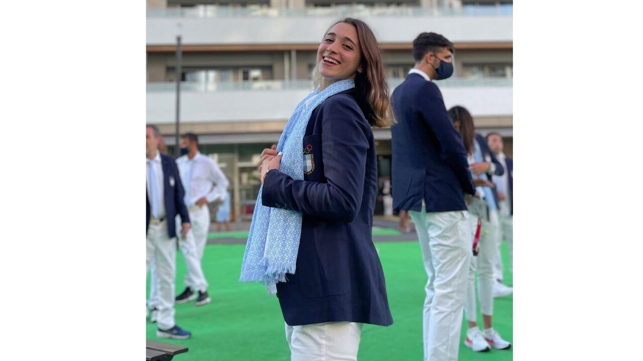 Delfina Pignatiello luciendo el uniforme de la delegación.