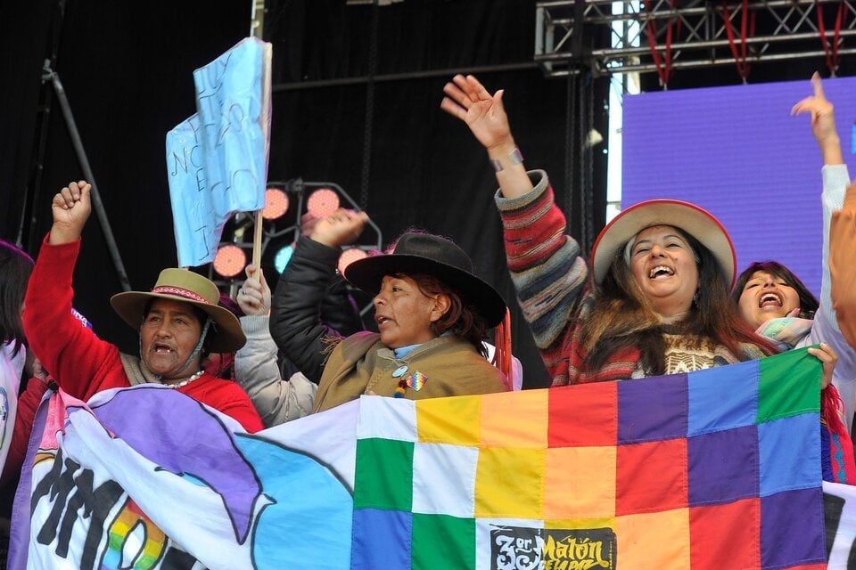 Integrantes del Tercer Malón de la Paz de Jujuy, en el escenario, cuando nombraron a la provincia como sede 2024 del 37° Encuentro Plurinacional de Mujeres y Disidencias.