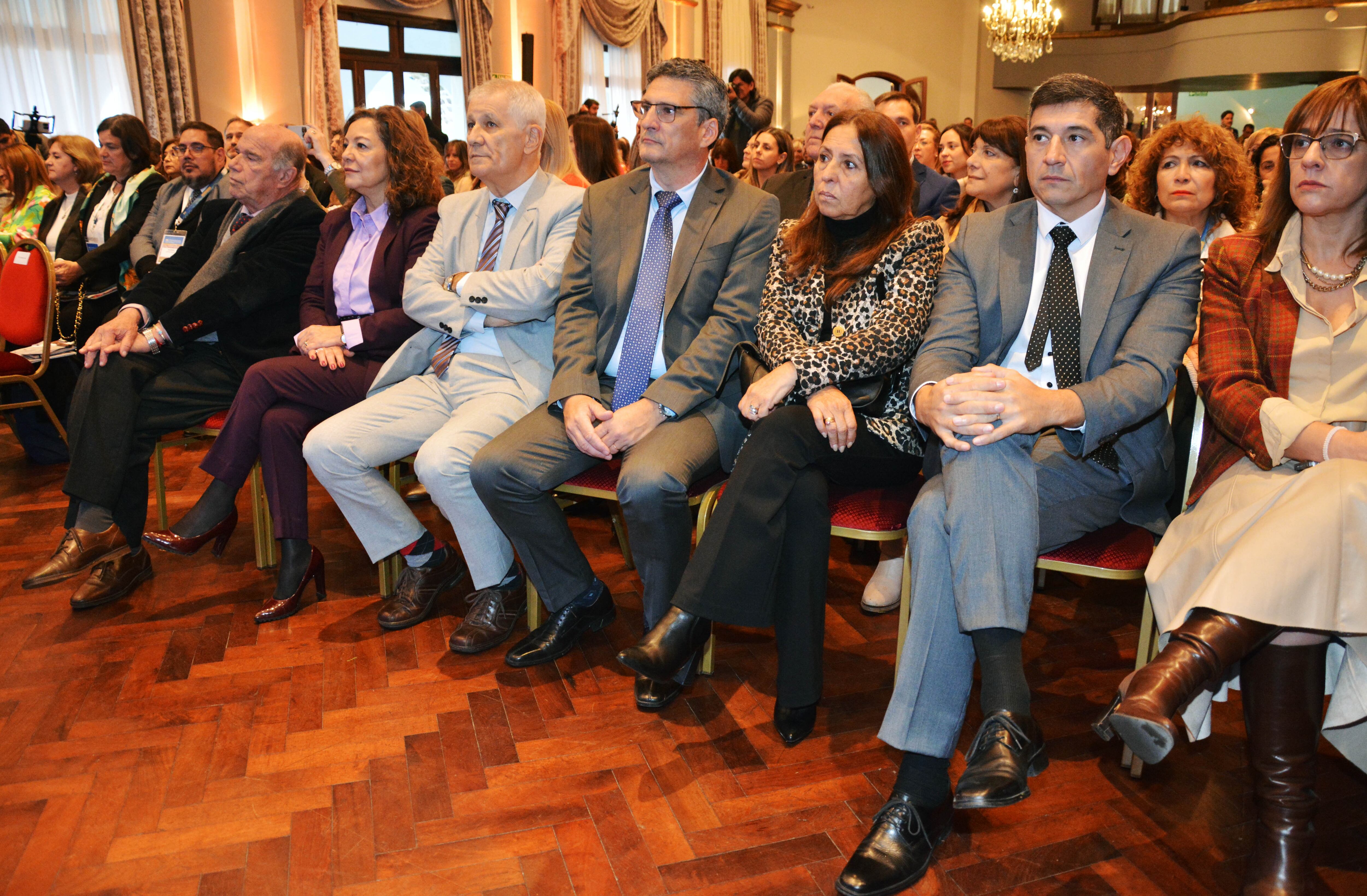 Los jueces miembros de la Suprema Corte de Justicia de la Provincia, junto a demás funcionarios judiciales presentes en el foro realizado en la capital jujeña.