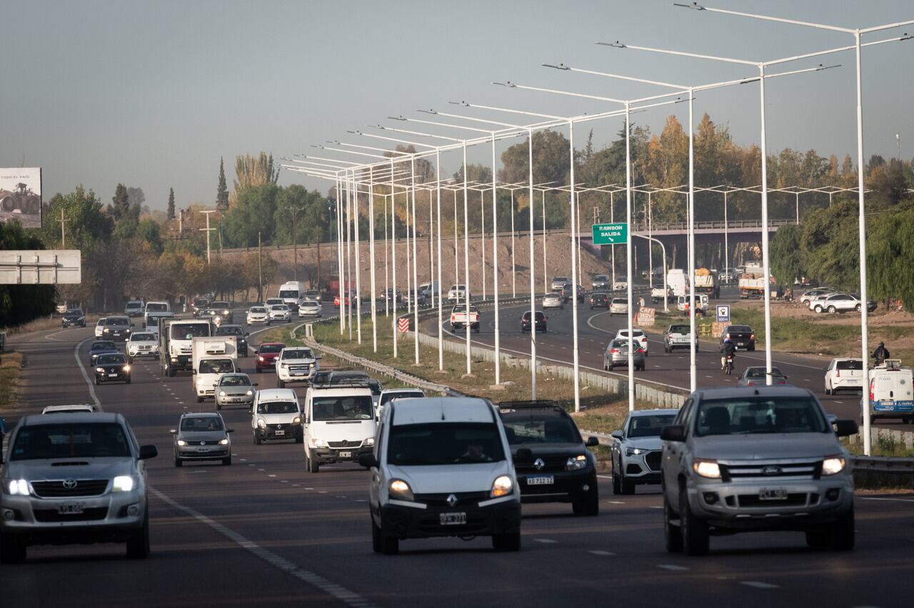 Conmoción en Mendoza: un joven murió al tirarse debajo de un camión (imagen ilustrativa)