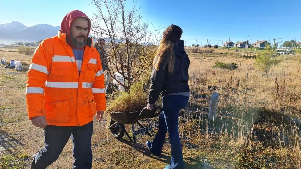 La Secretaria de Ambiente y Desarrollo Sustentable, junto a integrantes de la Asociación Bahía Encerrada (ABE), realizaron una actividad de recuperación y plantación de árboles y arbustos nativos.