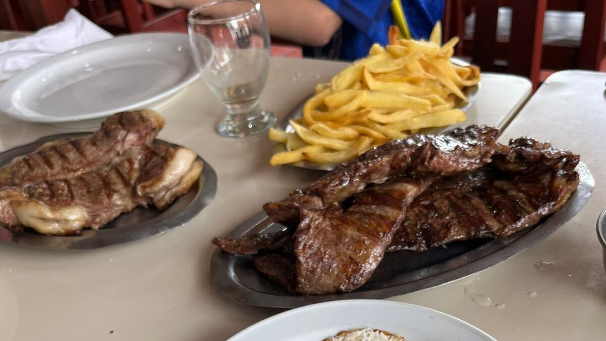 Fueron a comer a una parrilla, pidieron de todo y pagaron menos de 2 mil pesos cada uno