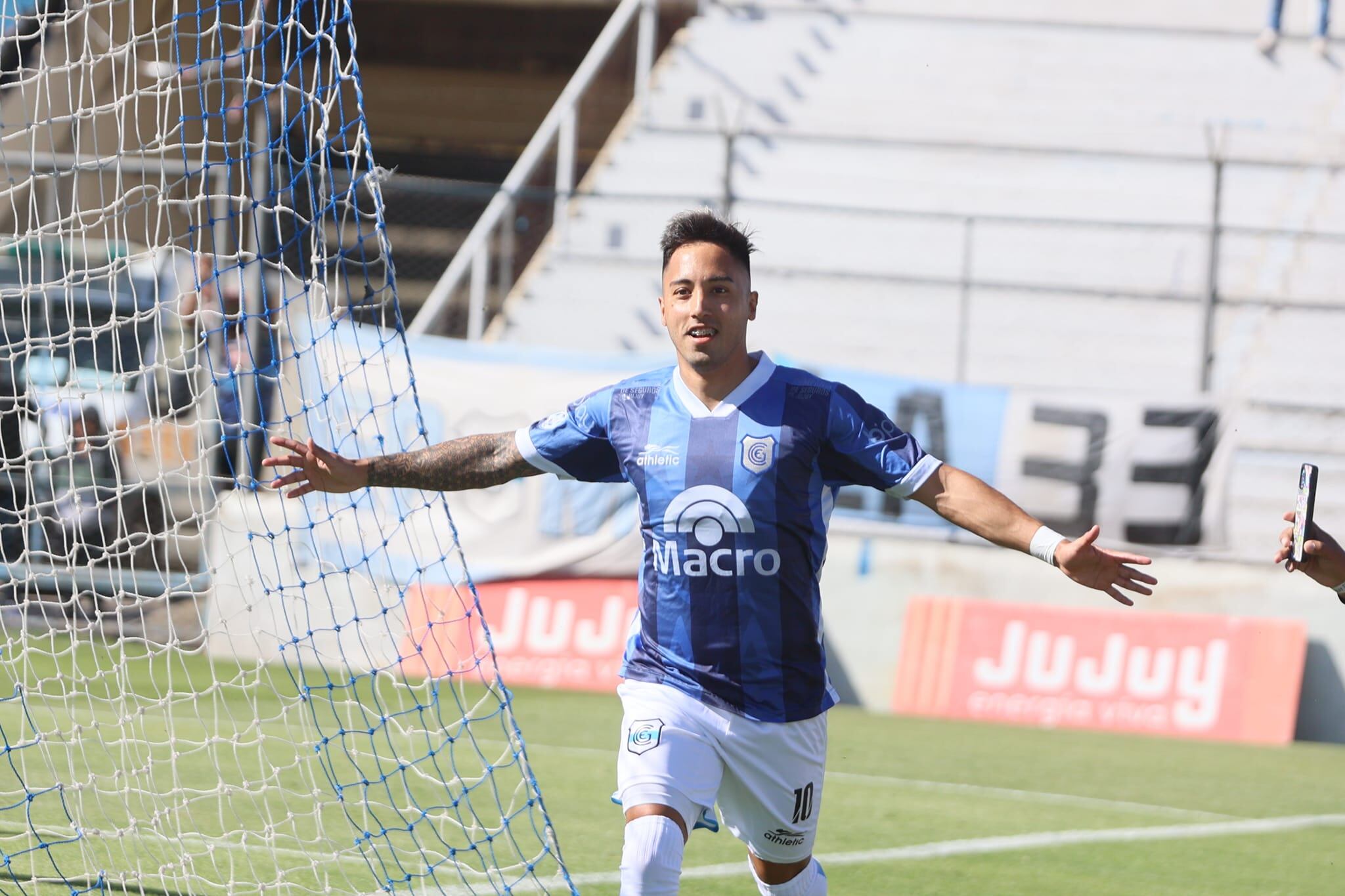 Iván Ortigoza festeja haber convertido el tiro penal que pateó a los cuatro minutos de iniciado el encuentro. El volante pagó con el gol de la victoria su regreso a Gimnasia.