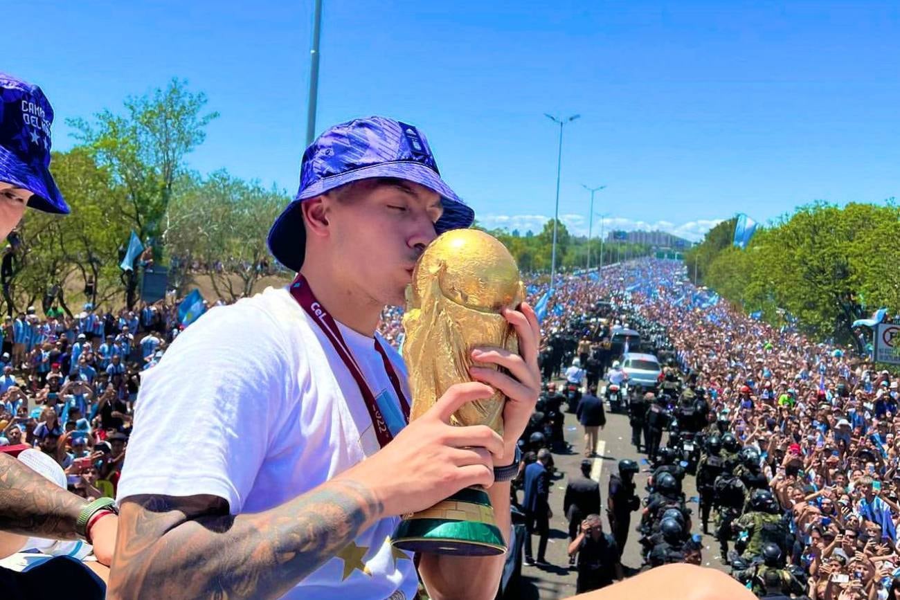 Lisandro Martínez festejando la Copa del Mundo (Instagram)