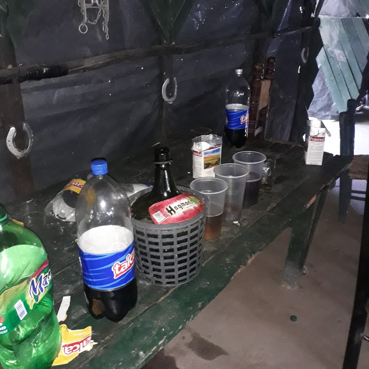 La policía secuestró bebidas alcohólicas para probar que en el domicilio se estaba realizando una fiesta clandestina.