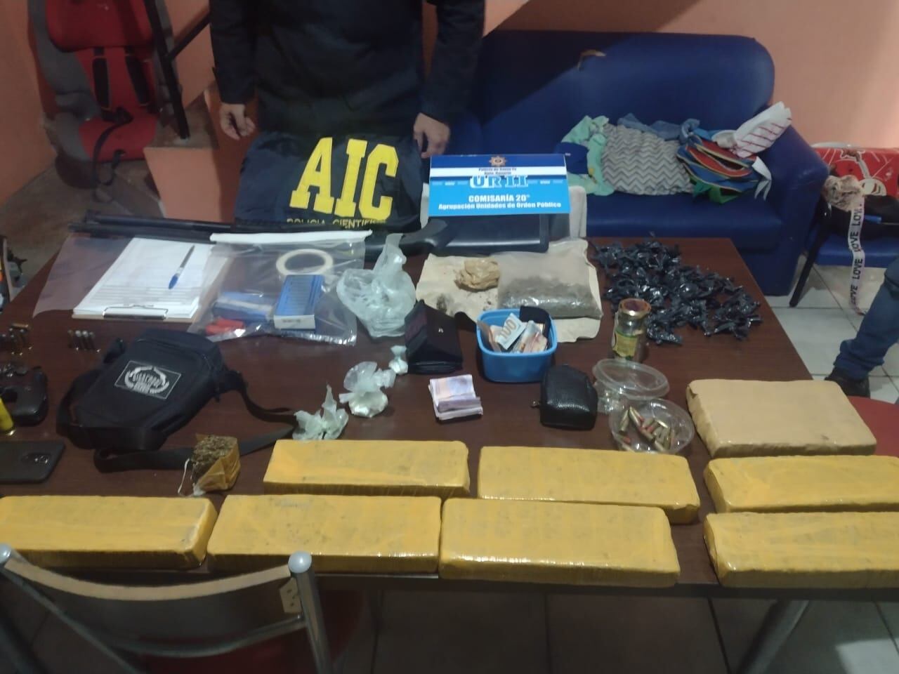 En la vivienda cercana al barrio Empalme Graneros hallaron al menos siete panes de droga compactada.