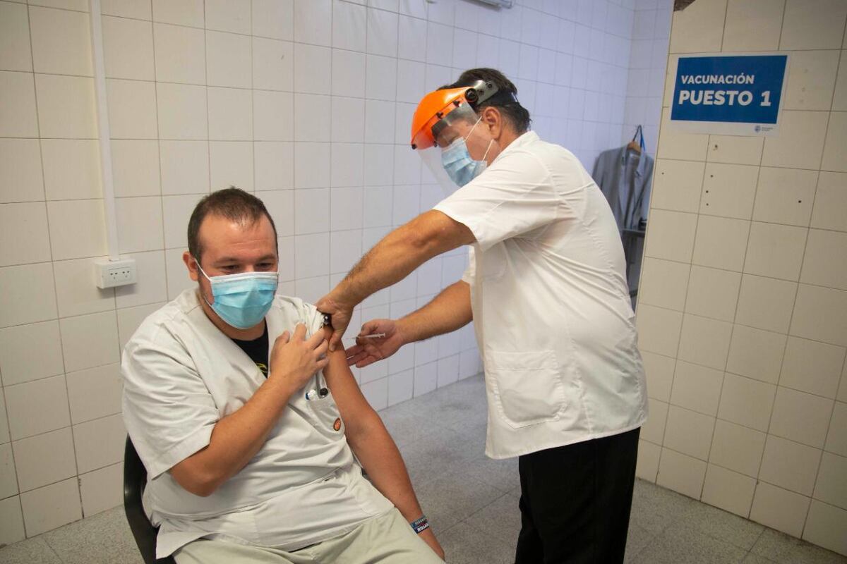 Rosario tiene menos de 3.000 casos activos de coronavirus y ya se vacunaron más de 4.000