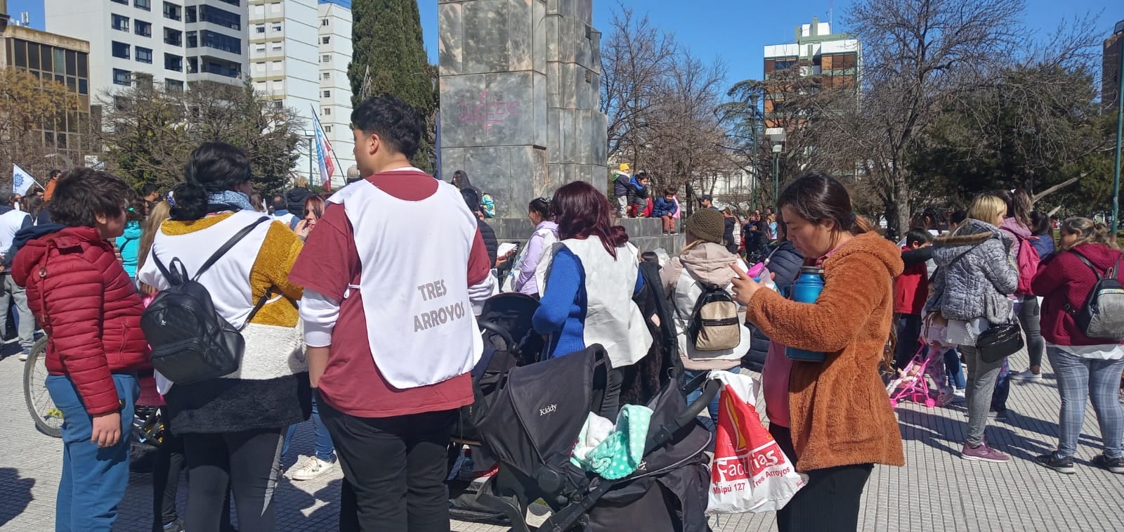 Tres Arroyos marcha en defensa de la democracia y en repudio al atentado contra Cristina Kirchner