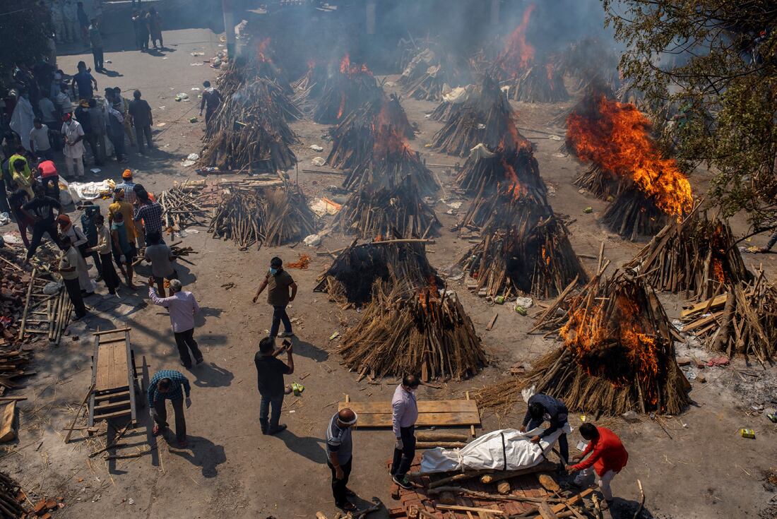 Piras funerarias de víctimas de COVID-19 en un terreno que se ha convertido en un crematorio en Nueva Delhi. (AP)