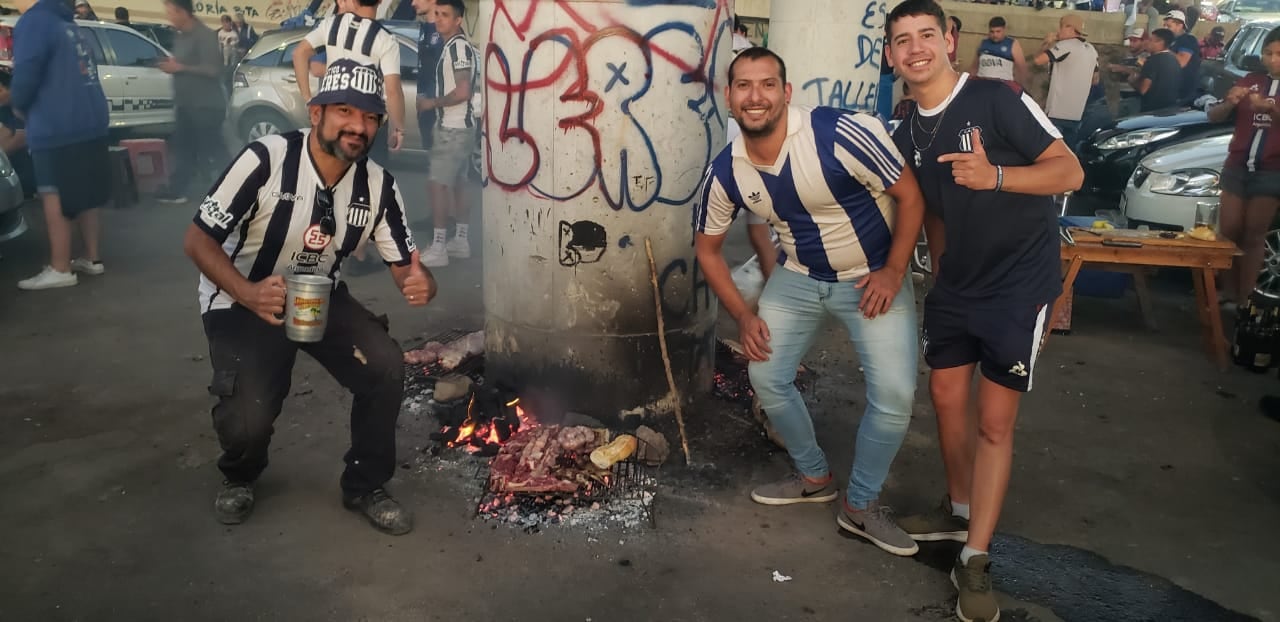 La previa en las afueras del estadio Mario Alberto Kempes.