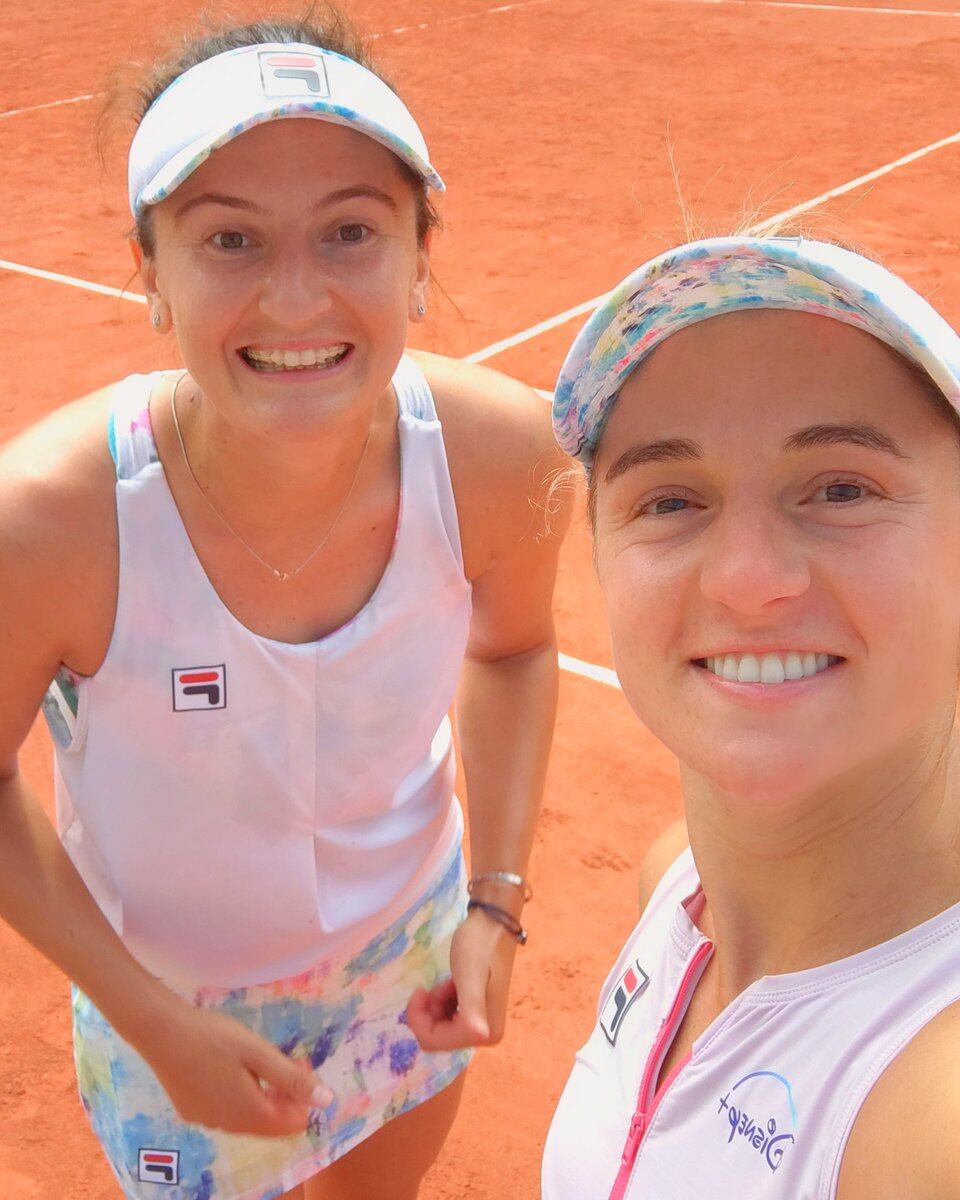 "Nachi" y su compañera se sacaron la selfie de la victoria en la cancha Simonne Mathieu.