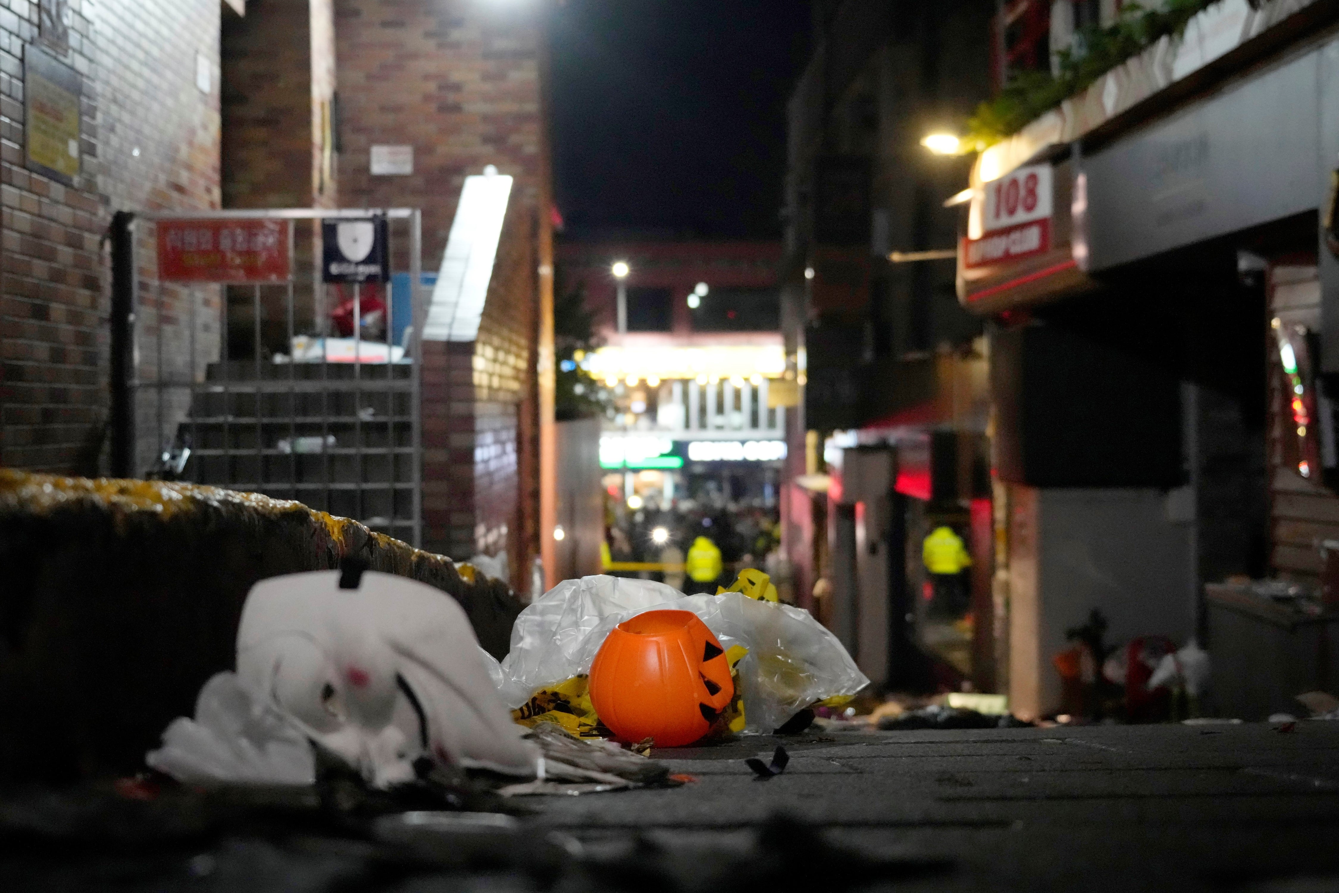 Escombros en la zona donde murieron varias personas y otras resultaron heridas, en Seúl, el 30 de octubre último. (AP/Ahn Young-joon/Archivo)