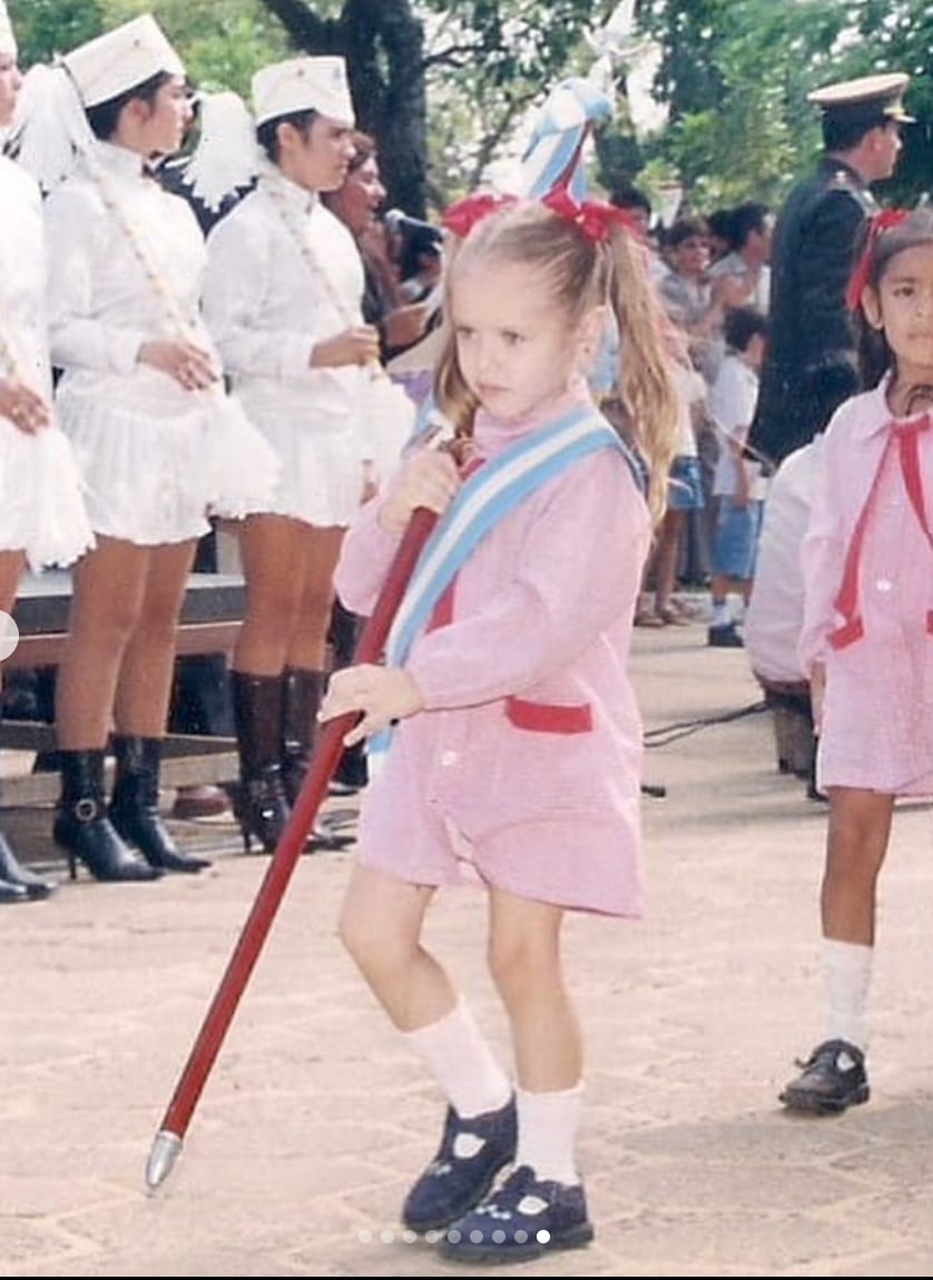 Coti Romero, de pequeña, llevando la bandera en un acto escolar. (Foto: Instagram de Coti Romero)