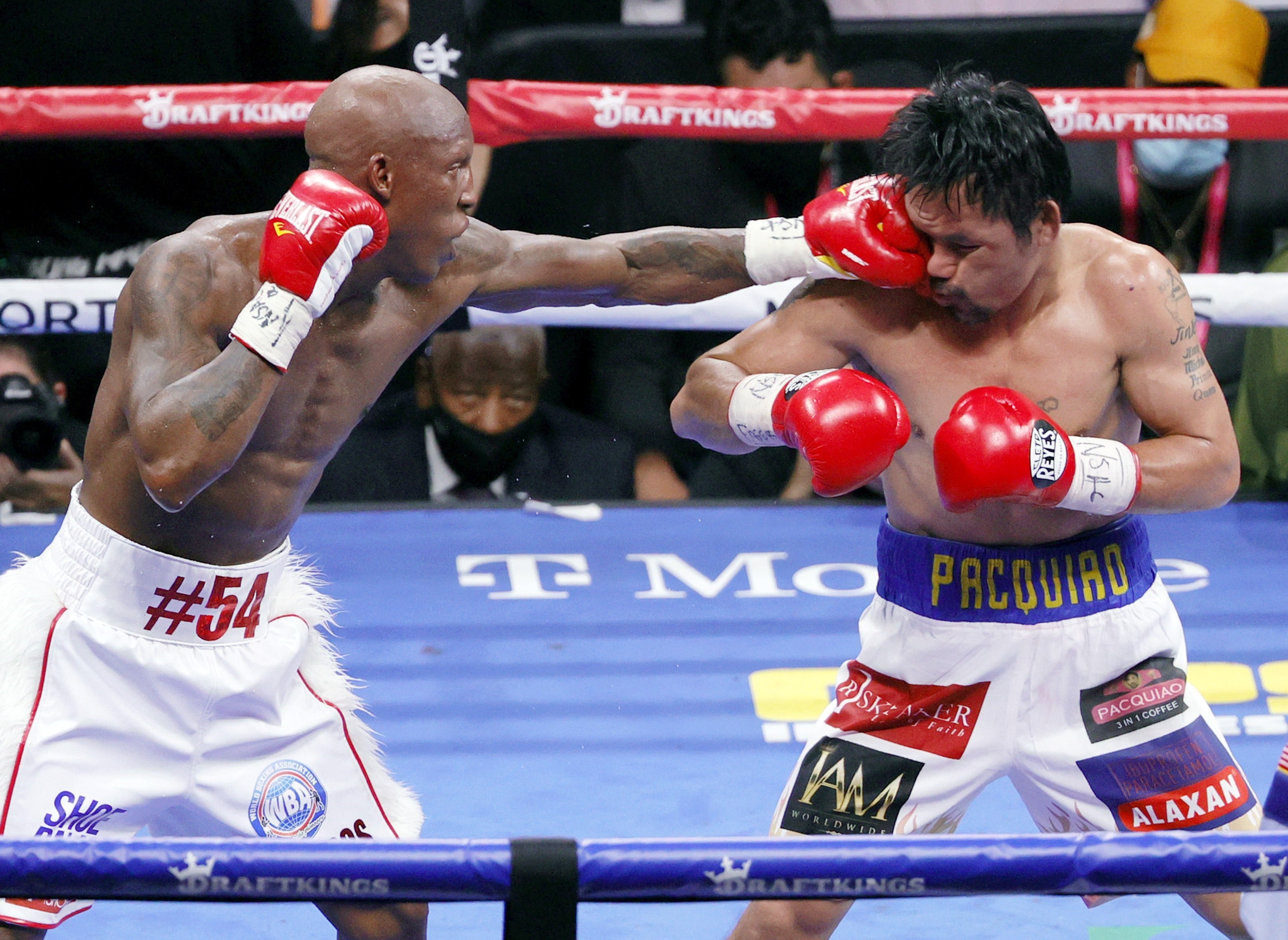 Los duros golpes de Yordenis Ugás dejaron su huella en el rostro de Manny Pacquiao.