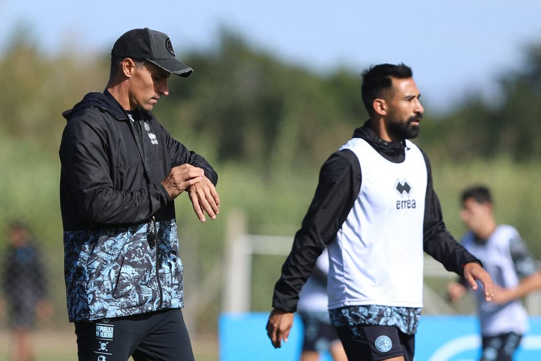 Guillermo Farré en una de las prácticas de la semana de Belgrano. Al lado está Ariel Rojas, volante del equipo.