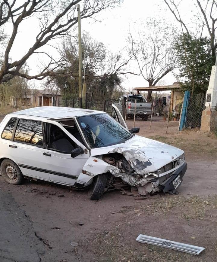 El Fiat Uno quedó abandonado.