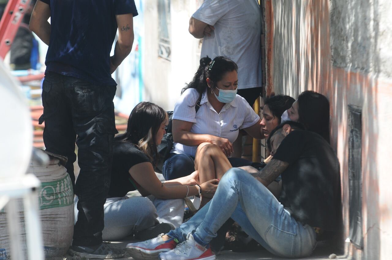 Voraz incendio en fábrica de solventes de Valentín Alsina, partido bonaerense de Lanús.