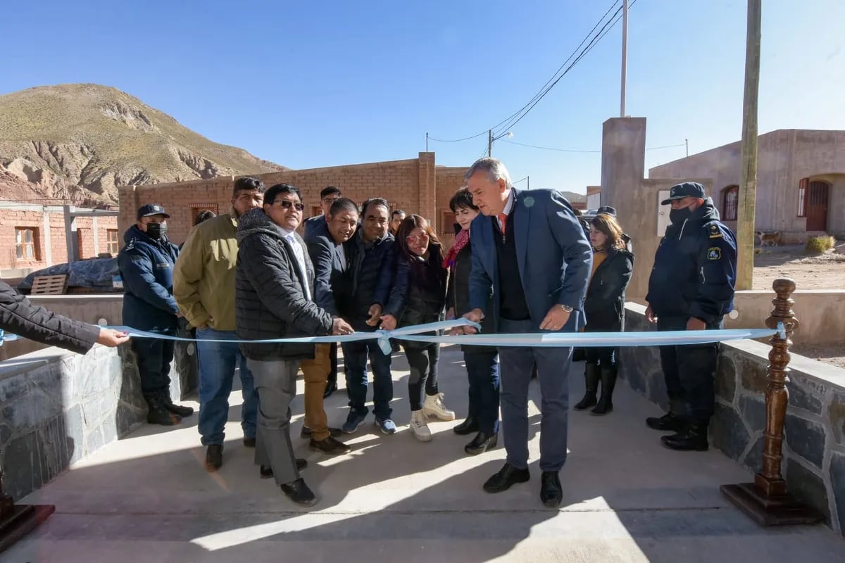 El director Iván Chañi y el gobernador Morales, en el tradicional corte de cinta para dejar inaugurado el nuevo edificio del Colegio Secundario n.° 18 de Coranzulí.