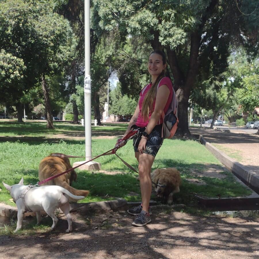 Disfruta de estar con todos los animales pero tiene una conexión especial con los perros.