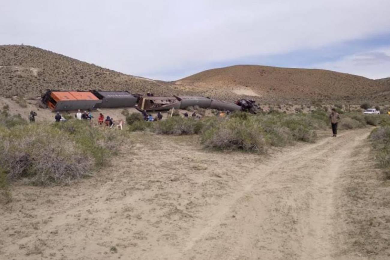 Descarriló el histórico tren La Trochita. Según reportes, la formación trasladaba 53 personas y la mayoría era de un contingente de turistas norteamericanos. Foto: Télam