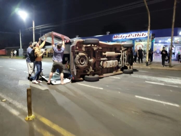 Una ambulancia y un utilitario colisionaron en Posadas y dejaron dos heridos.