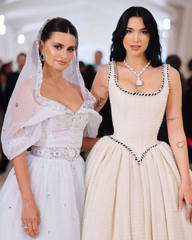 Penélope Cruz y Dua Lipa en la Met Gala 2023.