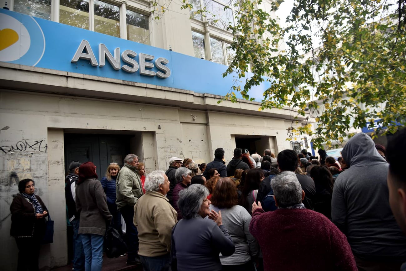 Anses Córdoba. Protestas en la sede de Plaza San Martín por falta de atención al público. (Pedro Castillo / La Voz)