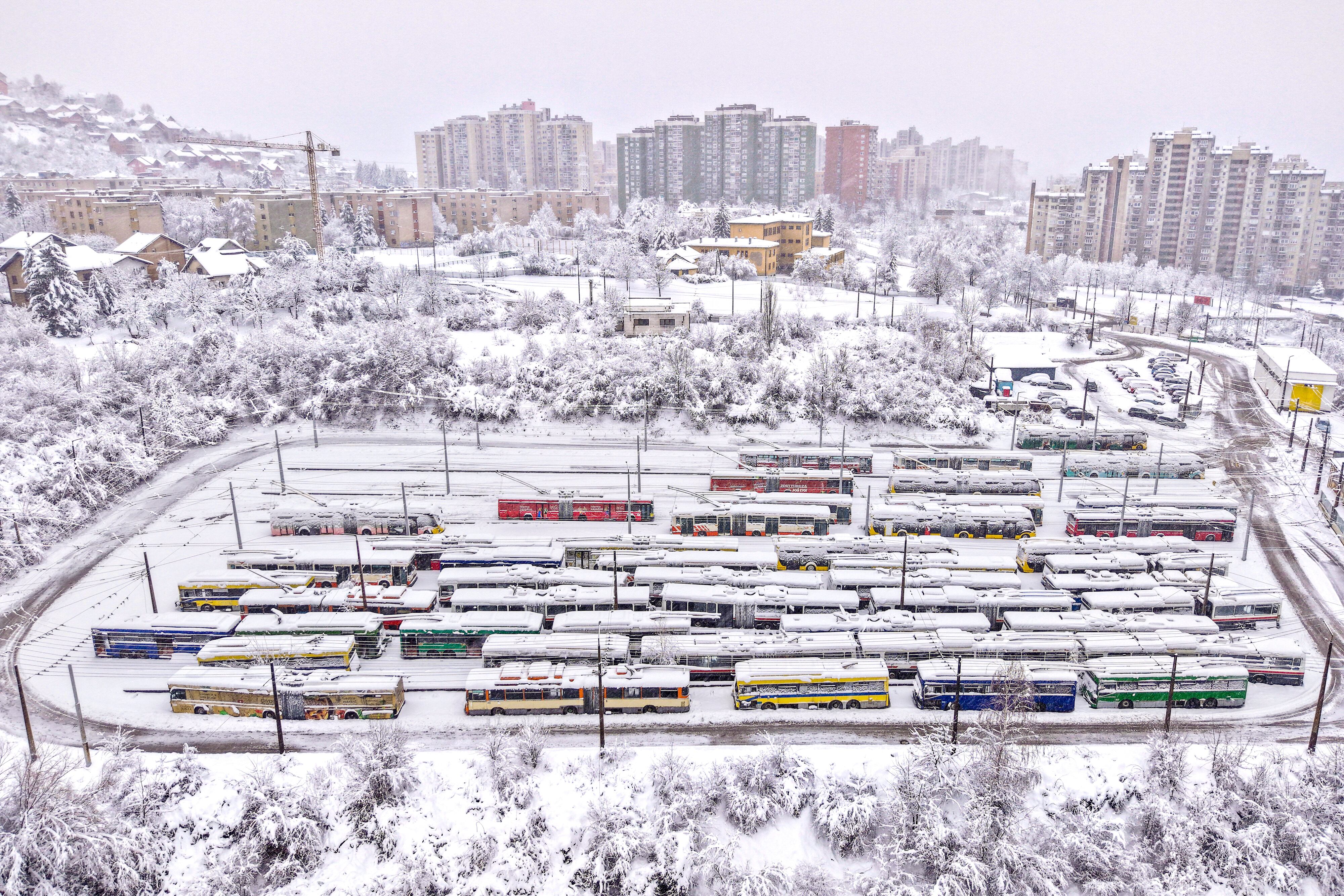 Un conjunto de autobuses estacionados en medio de la tormenta invernal en Sarajevo, Bosnia, el 24 de diciembre del 2024. (AP foto/Armin Durgut)