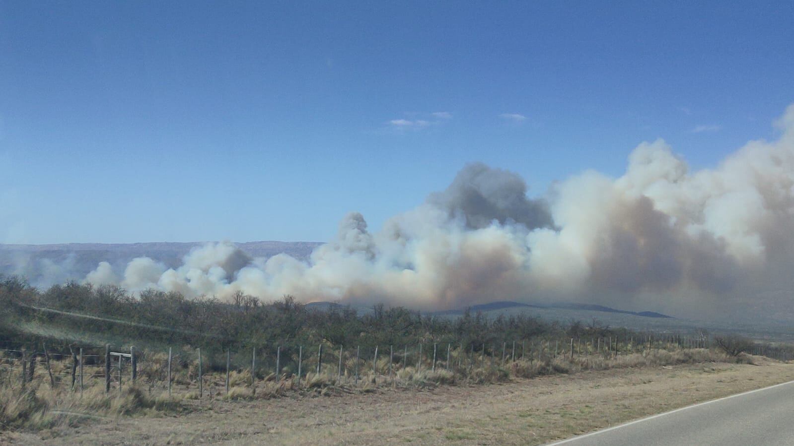 Incendio en paraje Los Morteritos, este lunes 21 de agosto. (La Voz)