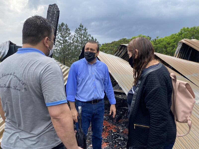 San Antonio: el gobernador Ahuad recorrió la zona de la Escuela Especial N°52 que se incendió totalmente.