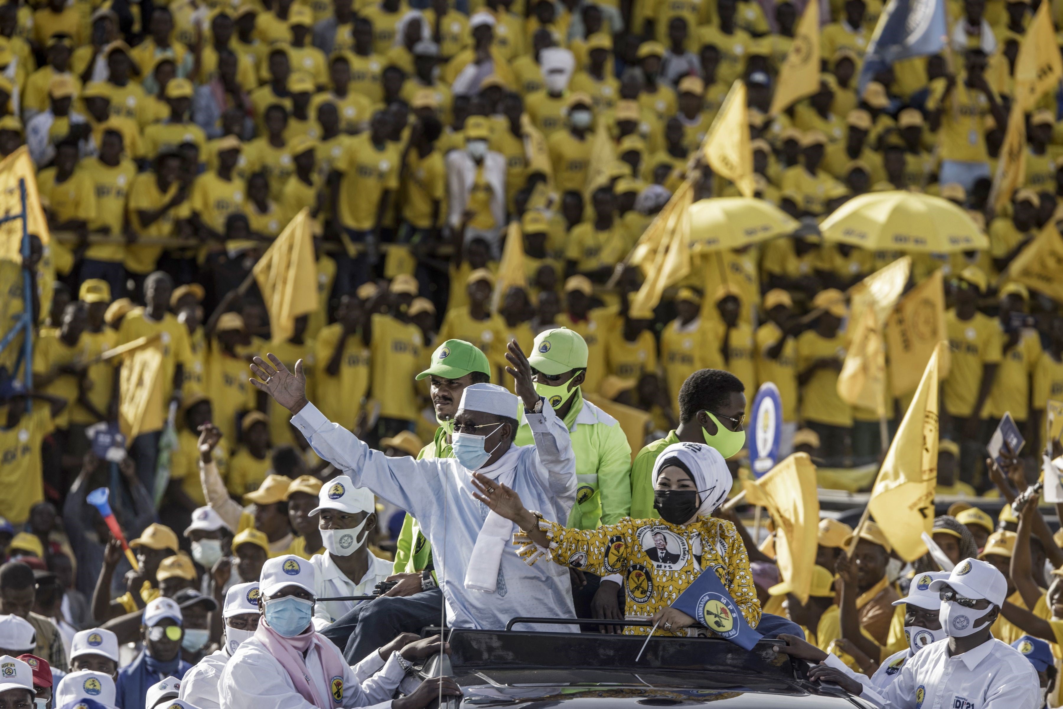 Idriss Déby Itno junto a su esposa, en la última campaña electoral. (Foto: AFP)