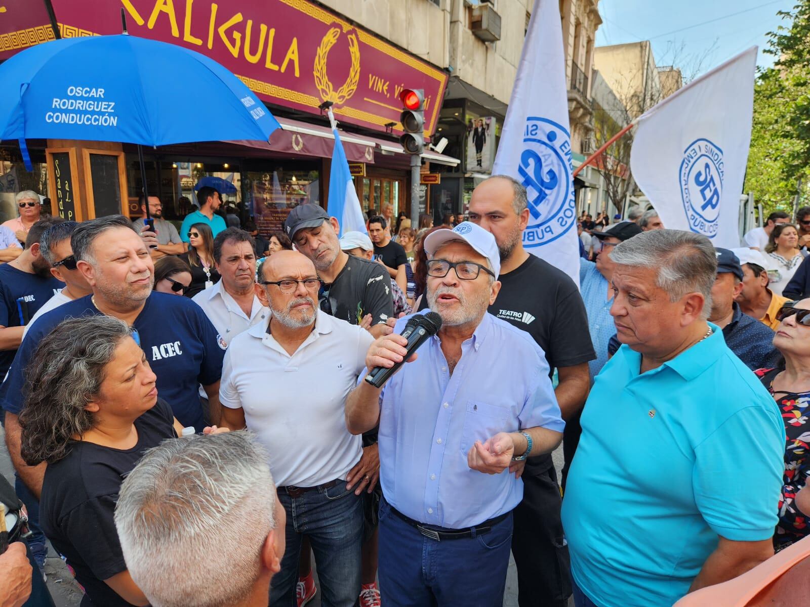 Movilización. El SEP conducido por José "Pepe" Pihen realizó este viernes una movilización por las calles céntricas.