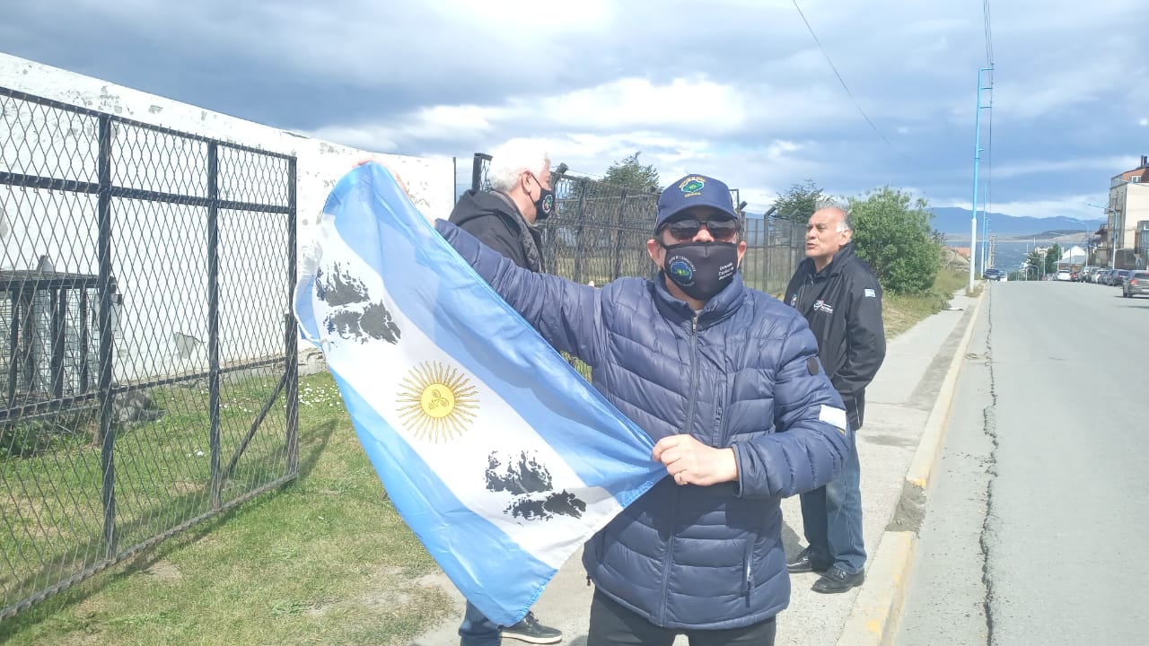 El VGM Herminio Rosolli acompañó el momento con la bandera malvinera.