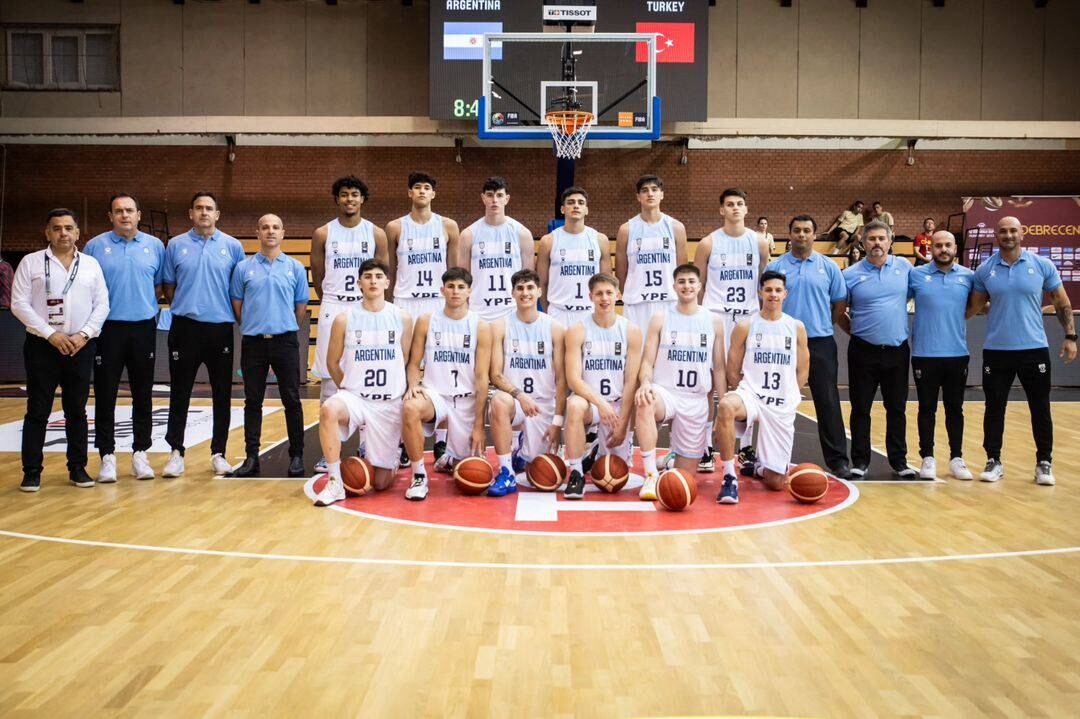 Lee Aaliya junto a todo el plantel de Argentina en el Mundial Sub 19.