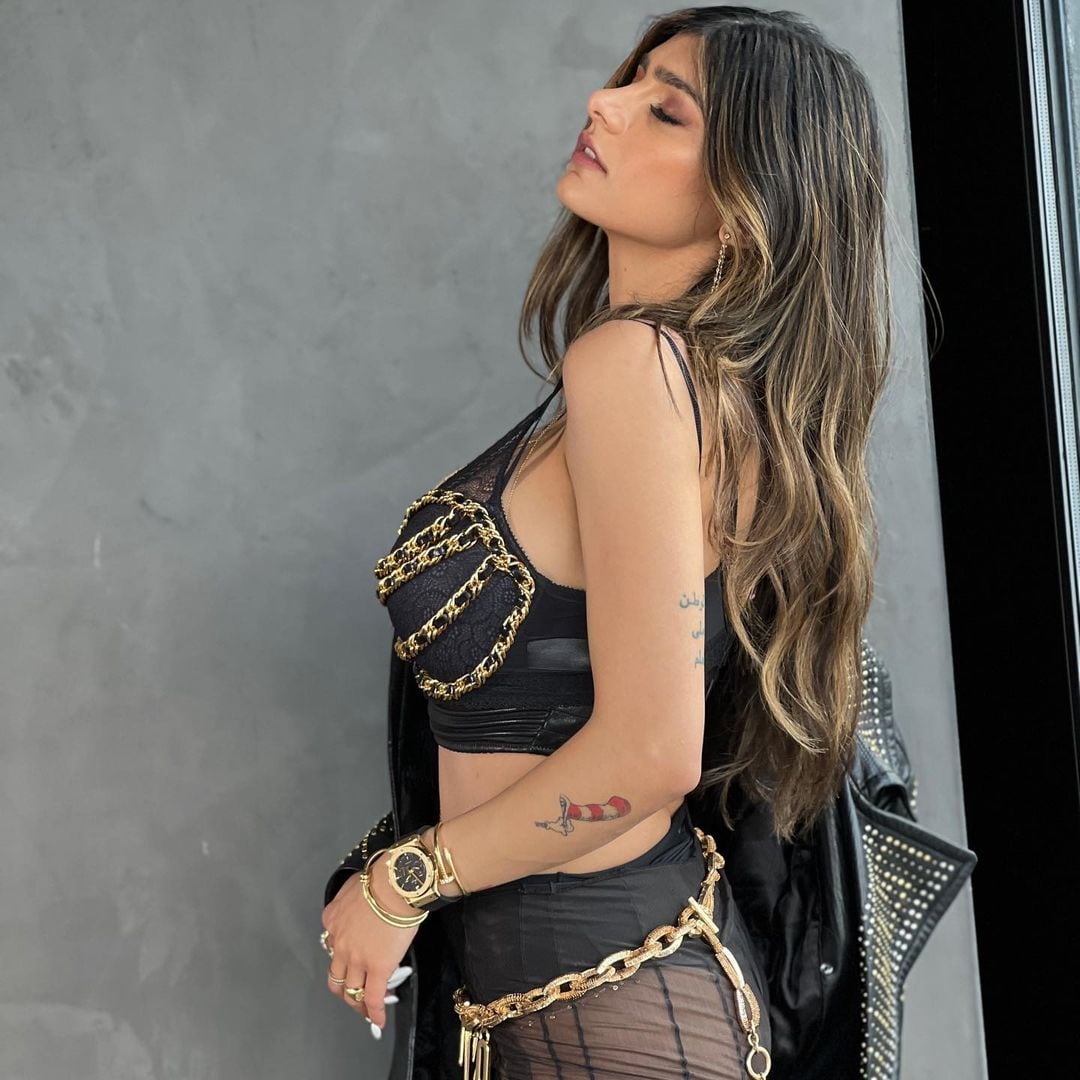 El outfit de Mia Khalifa, protagonista del video de MAMIII, de Karol G y Becky G