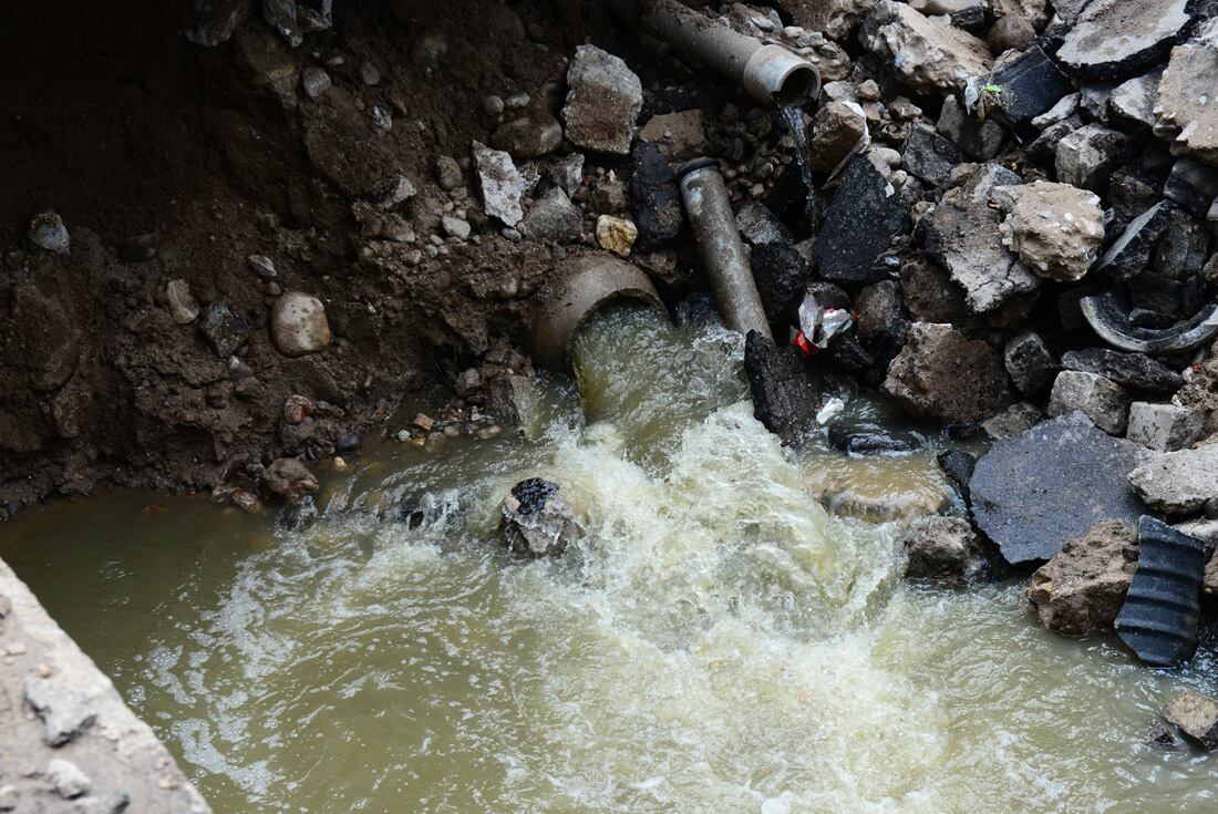 Desborde cloacal en barrio Alberdi, calle Arturo Orgaz al 600.  Un caño de cloacas roto ocasionó un río de aguas servidas en la zona. ( José Gabriel Hernández)