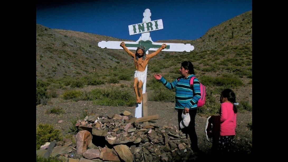 Promesantes caminan en familia hacia el Santuario de Punta Corral, cada año en Jujuy.