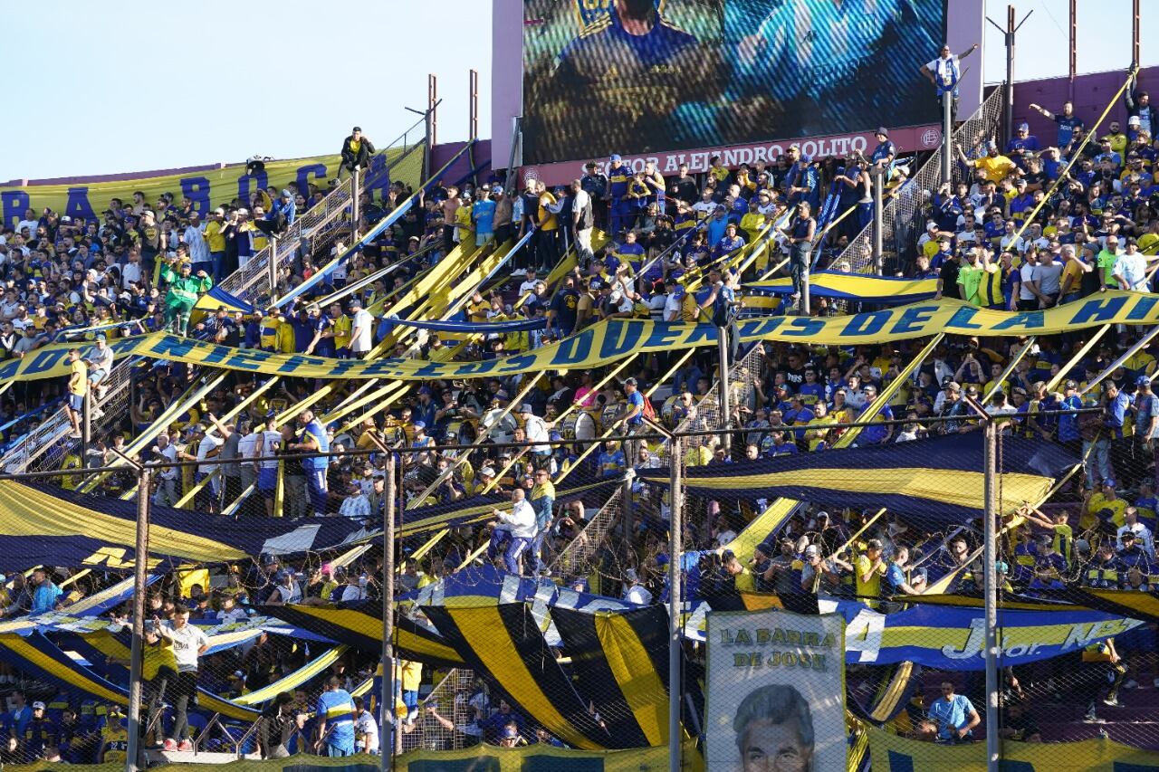 El color de los hinchas de Boca y Racing, presente en la cancha de Lanús.