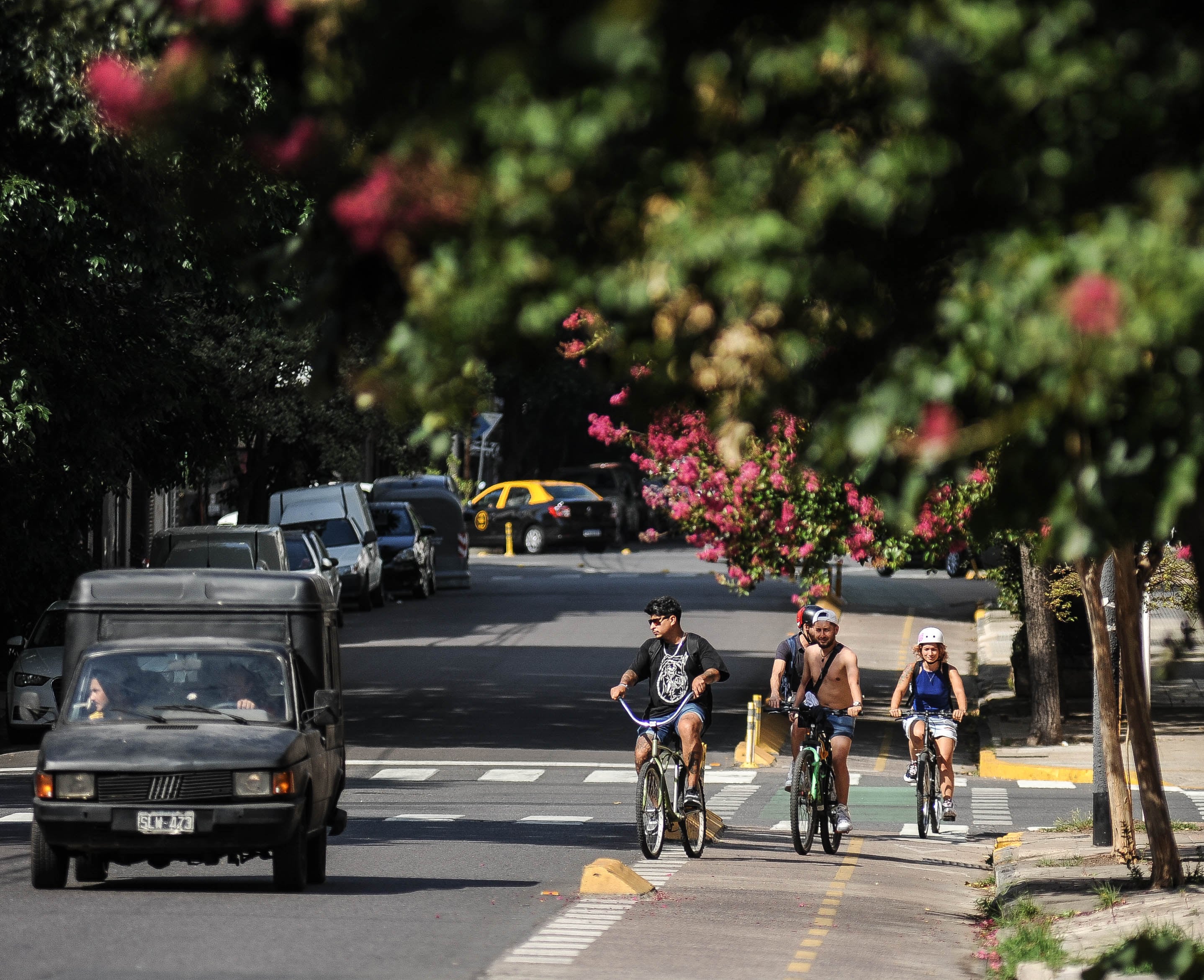 Las nuevas ciclovías incluyen espacios para estacionamiento de vehículos, para que restaurantes coloquen sus mesas en la calle y otras cuestiones para mejorar la convivencia vial.