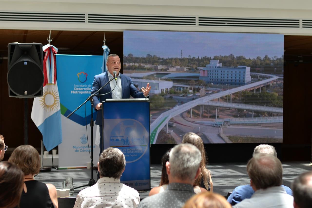 El secretario de Desarrollo Metropolitano, Gabriel Bermúdez, en la presentación del Plan de Movilidad Urbana Sostenible (Prensa Municipalidad de Córdoba).