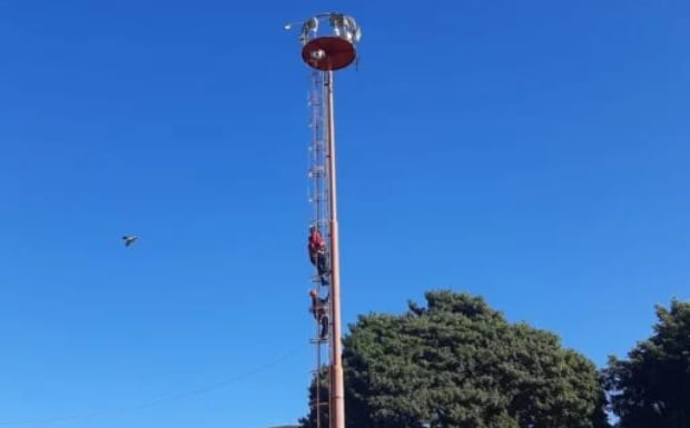 Un hombre intentó tirarse desde una torre y fue salvaguardado por policías.