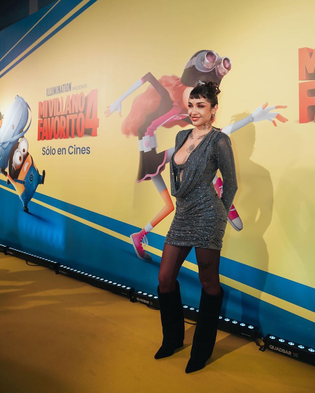 Mega brillo y botas: María Becerra deslumbró en la premiere de “Mi Villano Favorito 4”