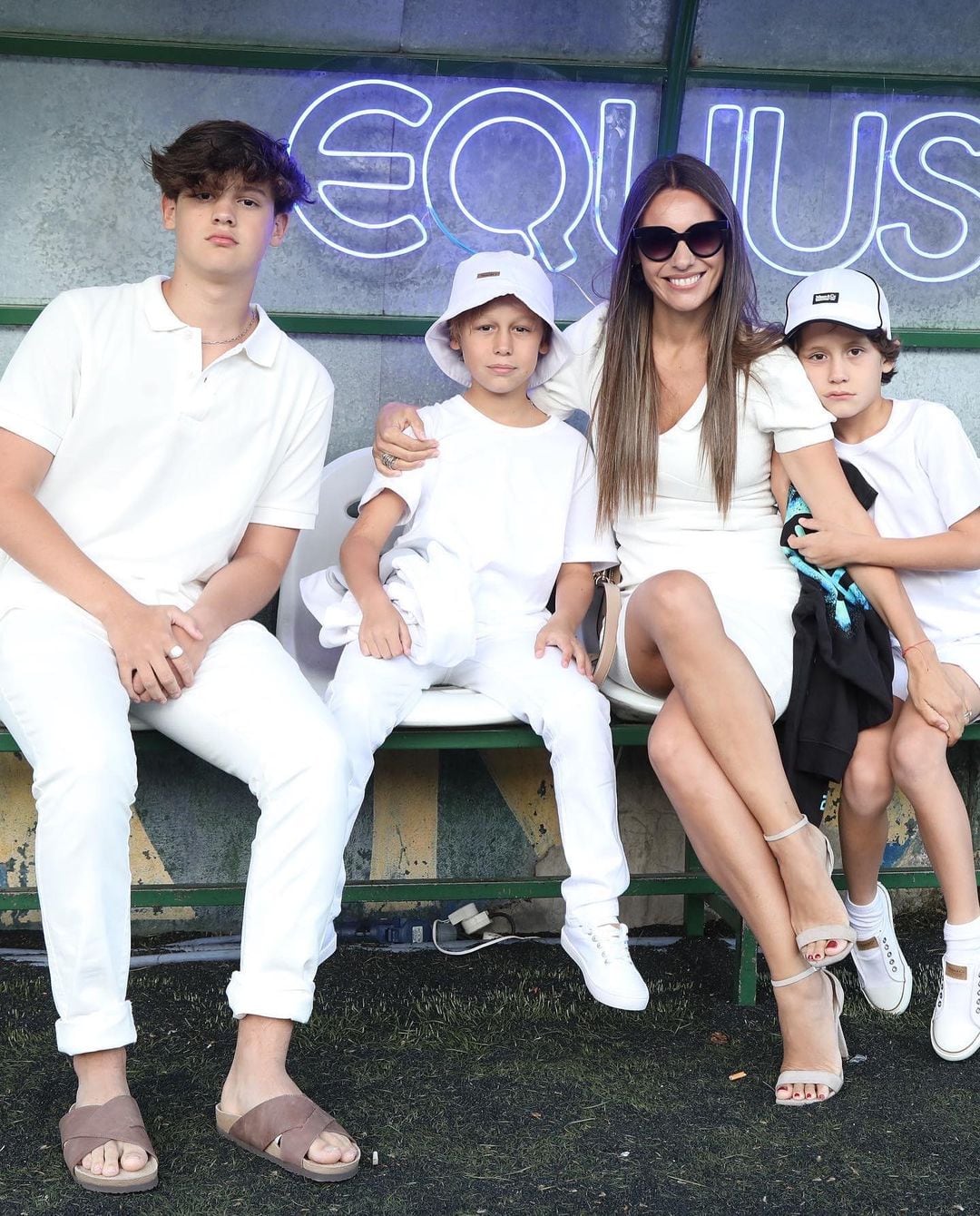 Pampita junto a sus hijos, Bautista, Benicio y Beltrán.