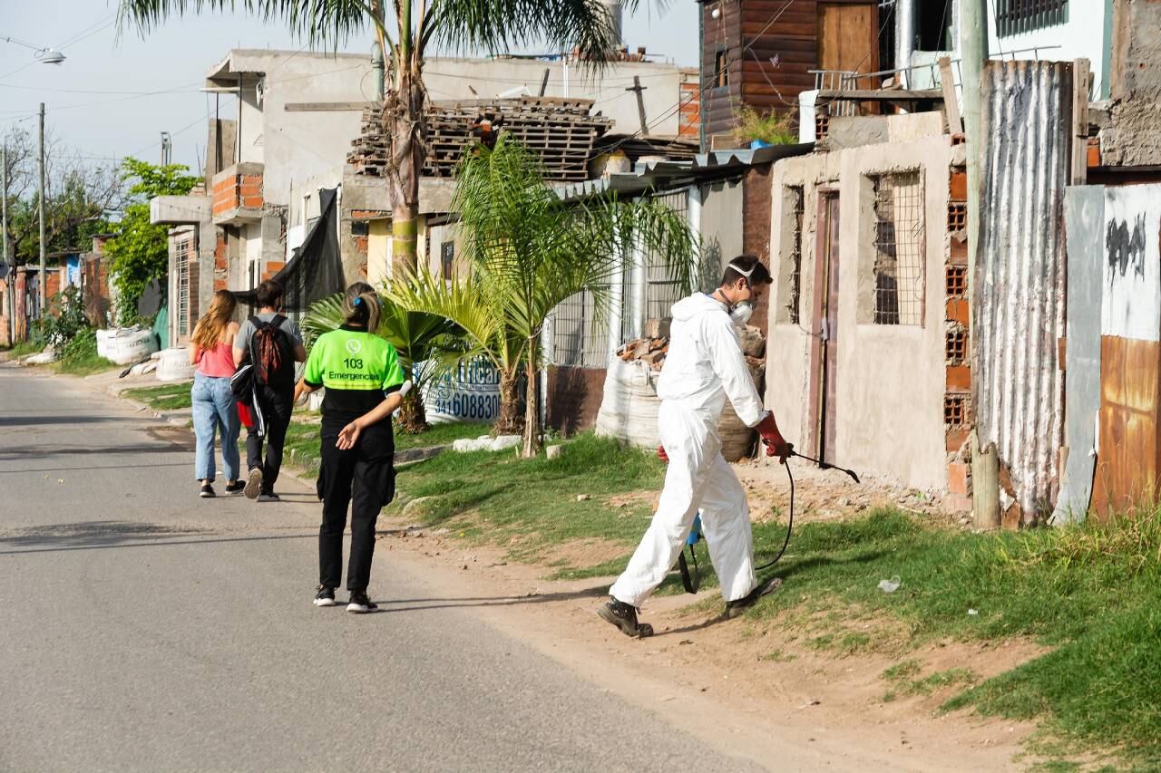 La Municipalidad de Rosario realizó un operativo de fumigación en el barrio Franchetti para la prevención de dengue.