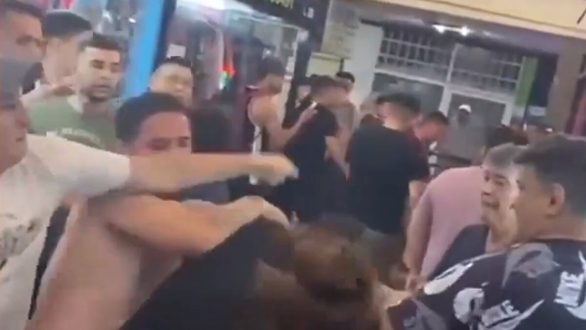 Corridas, disparos y puñaladas en la Galería Norte de Córdoba: el video del tenso momento